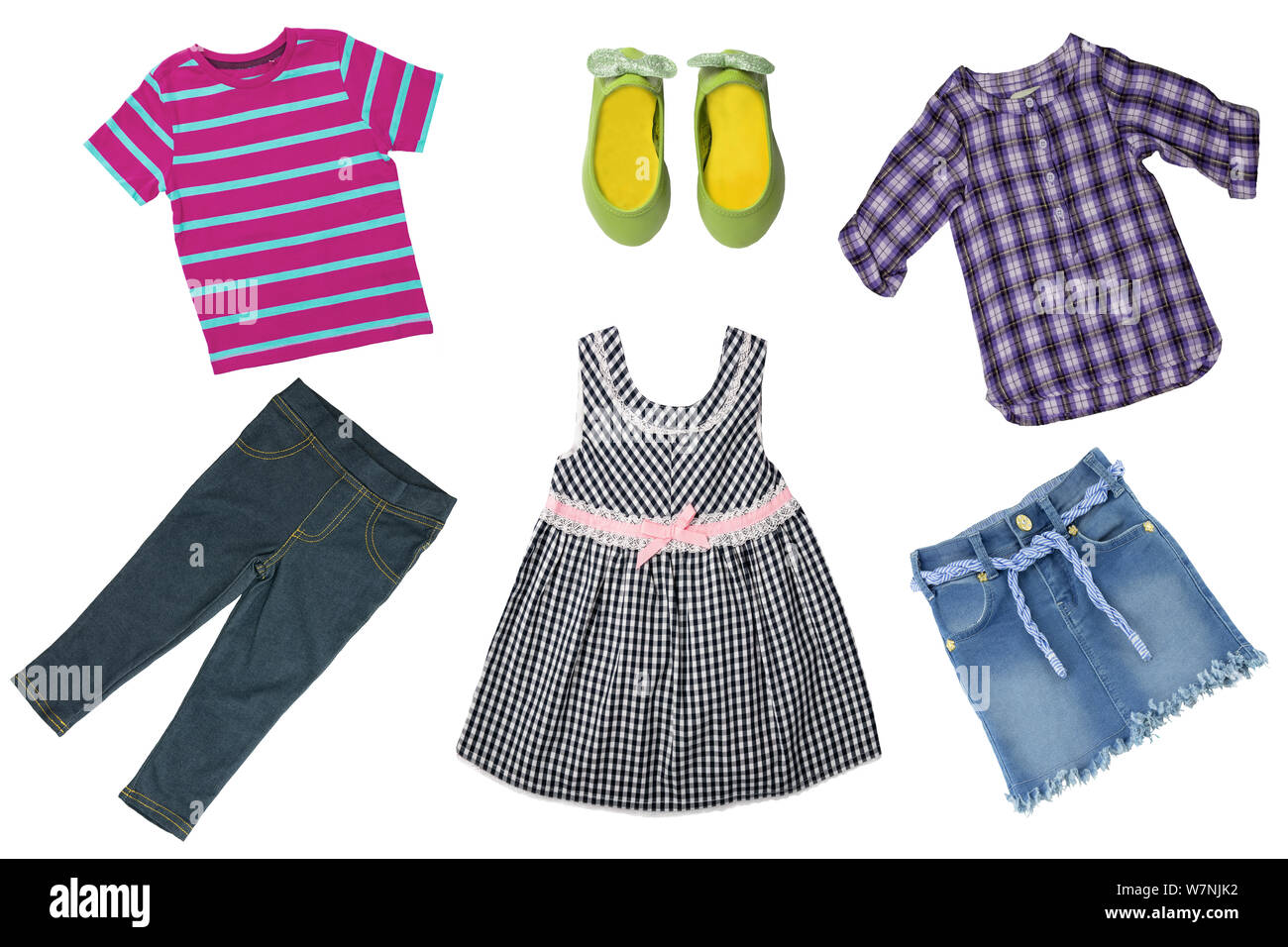 Sommer Mode. Collage von Baby Kind Mädchen Kleidung auf einem weißen Hintergrund. T-Shirts, Röcke, Schuhe oder Turnschuhe und Jeans Rock. Stockfoto