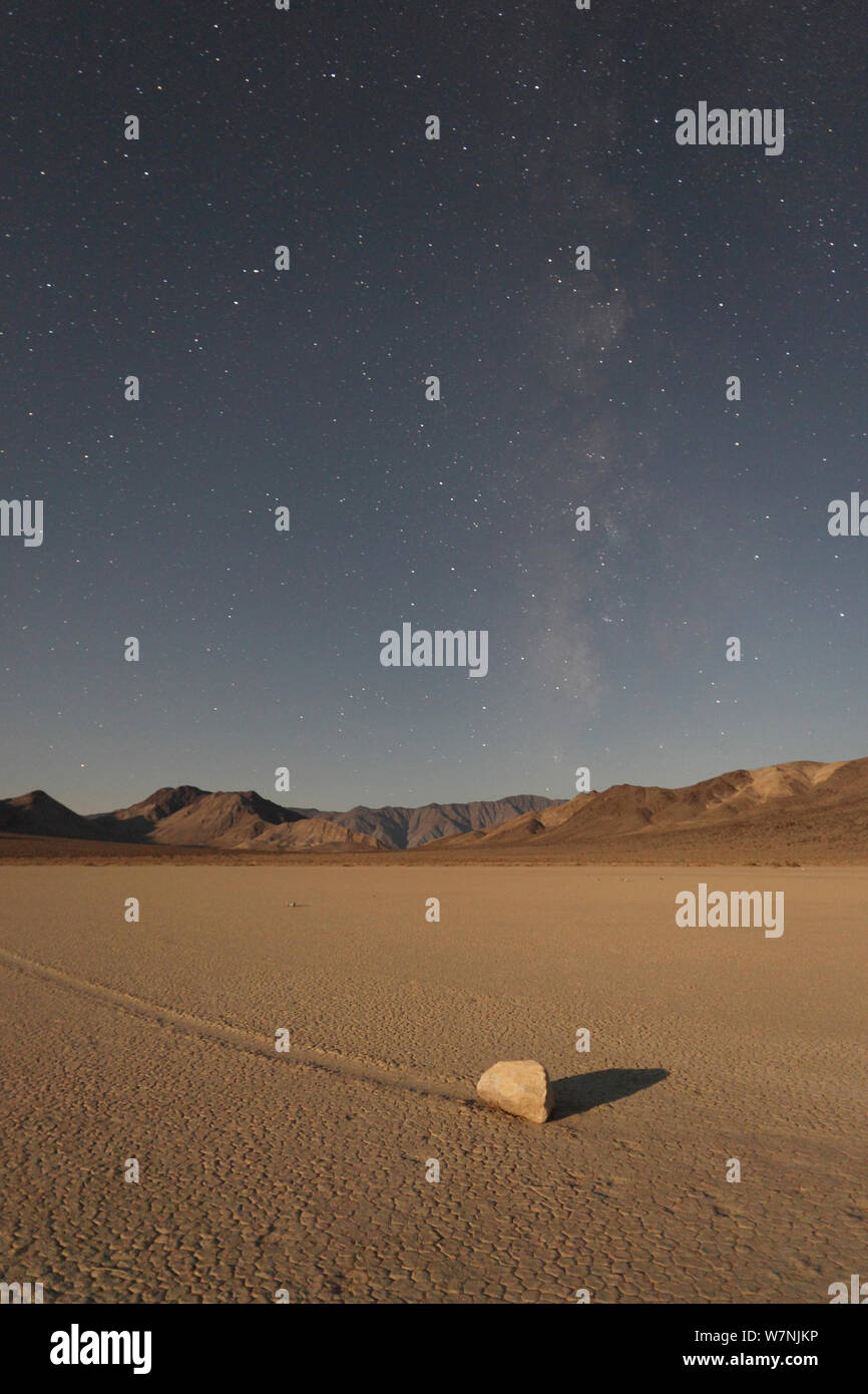 Schiebetür Stein oder Felsen der Racetrack Playa, in der Nacht bei Mondschein, mit den Sternen der Milchstraße im Hintergrund, Death Valley, Kalifornien, USA Stockfoto