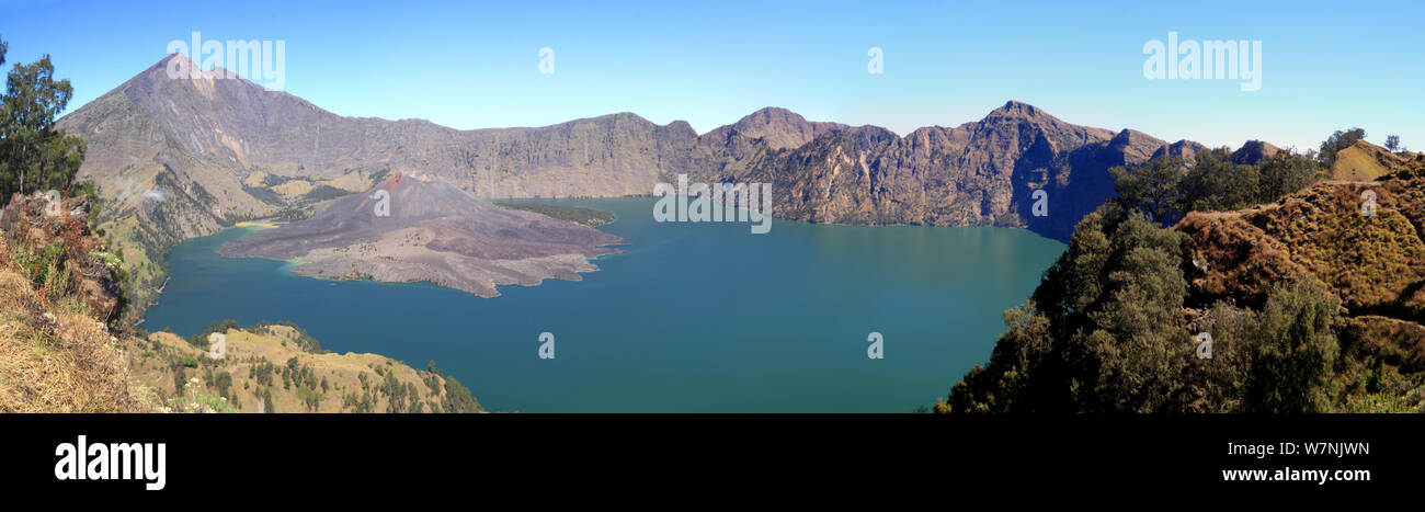 Panoramablick über den See im Krater des Rinjani, Lombok, Indonesien. Stockfoto