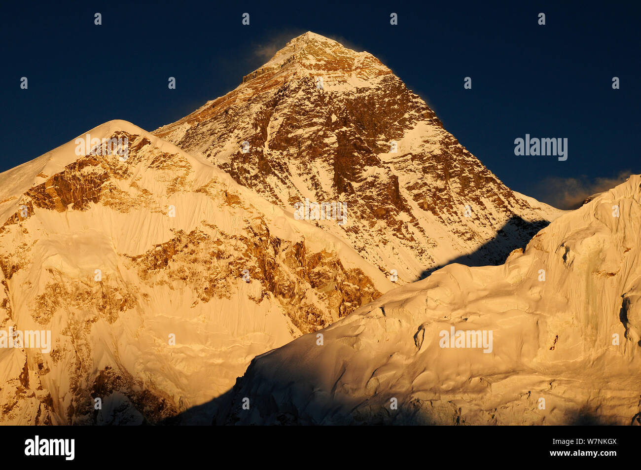 Everest (8848 m) bei Sonnenuntergang, Sagarmatha National Park (Weltkulturerbe der UNESCO). Khumbu/Everest Region, Nepal, Himalaya, Oktober 2011. Stockfoto