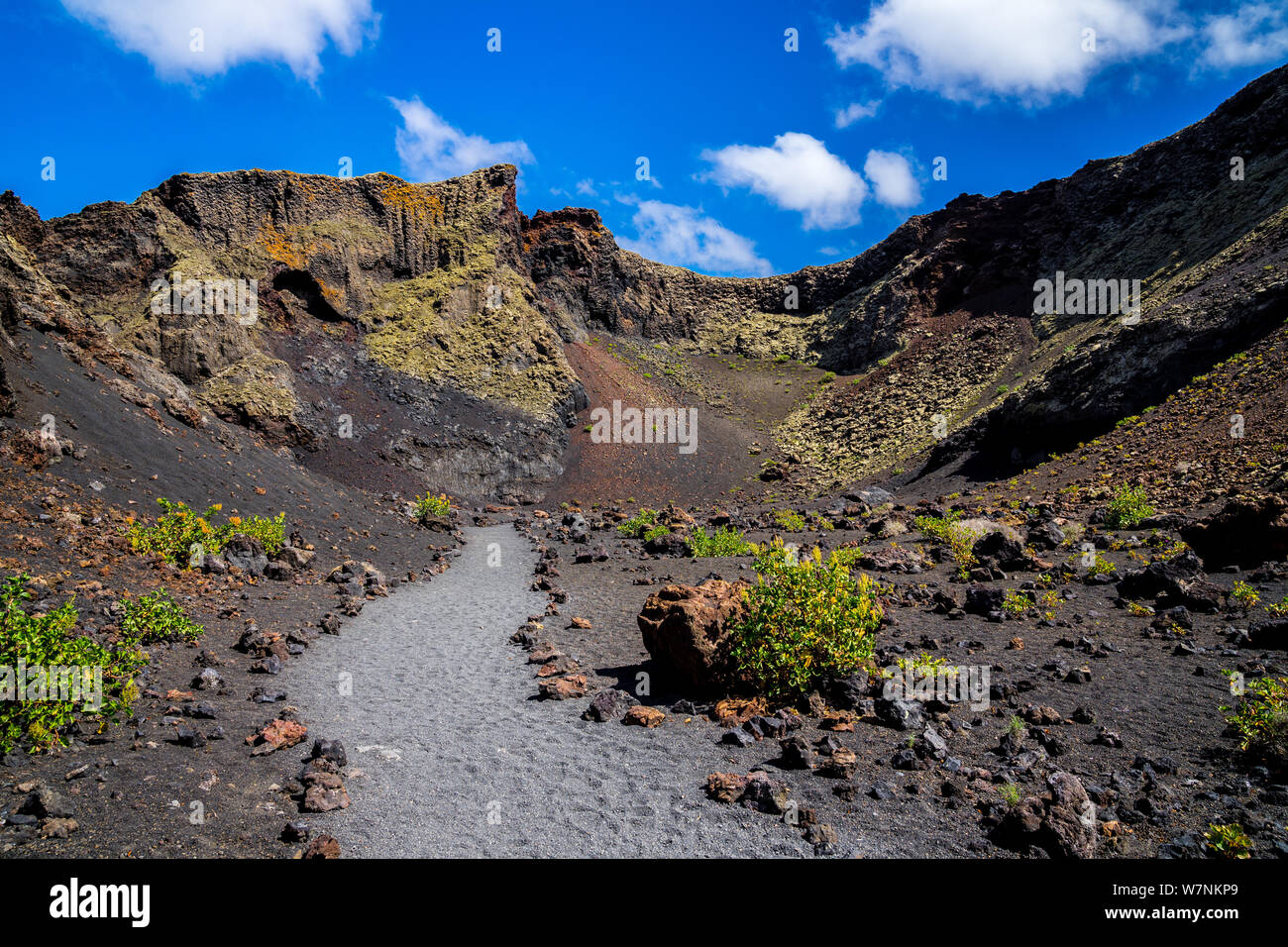 Spanien, Lanzarote, Magic black sand lava Wanderweg durch die Innenseite des vulkanischen Krater el cuervo Stockfoto