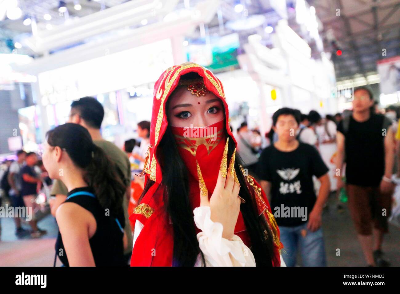 Ein showgirl stellt während des 15 China Digital Entertainment Expo, auch als ChinaJoy 2017 in Shanghai, China, 27. Juli 2017 bekannt. 15 China Dig Stockfoto