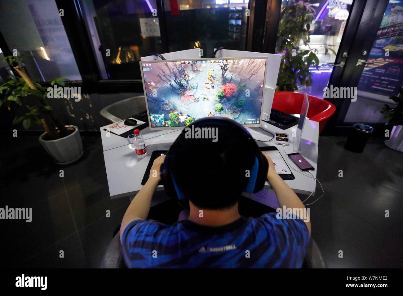 Eine e-sport spiel Spieler Spaß hat an einer exklusiven Etage für eine e-sport Spiele Arena in Xujiahui district, Shanghai, China, 26. Juli 2017. Eine exklusive Stockfoto
