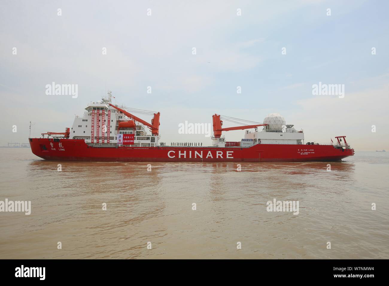 China's Eisbrecher Xuelong oder Snow Dragon, hinterlässt einen Port für 8 Expedition der Nation, die in der Arktis in Shanghai, China, 20. Juli 2017. China ic Stockfoto