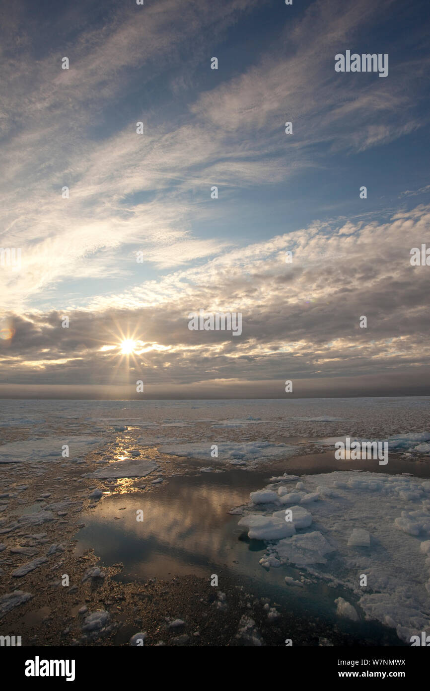 Sommer Packeis und dramatische Himmel, Svalbard, Norwegen Stockfoto
