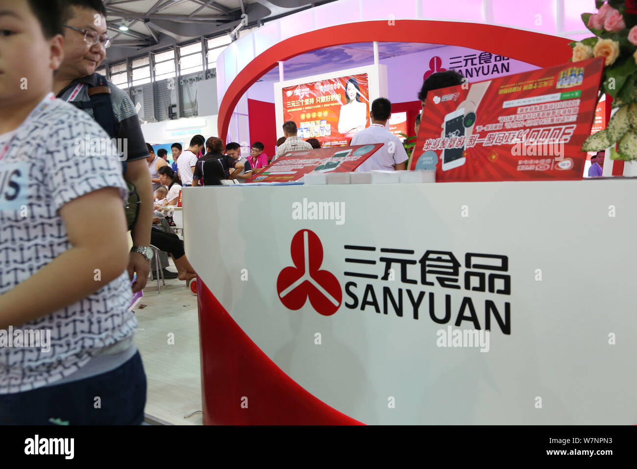 ---- Leute besuchen Sie den Stand von Beijing Sanyuan Essen während einer Ausstellung in Shanghai, China, 22. Juli 2015. Der chinesischen Staatsbetriebe Peking Stockfoto