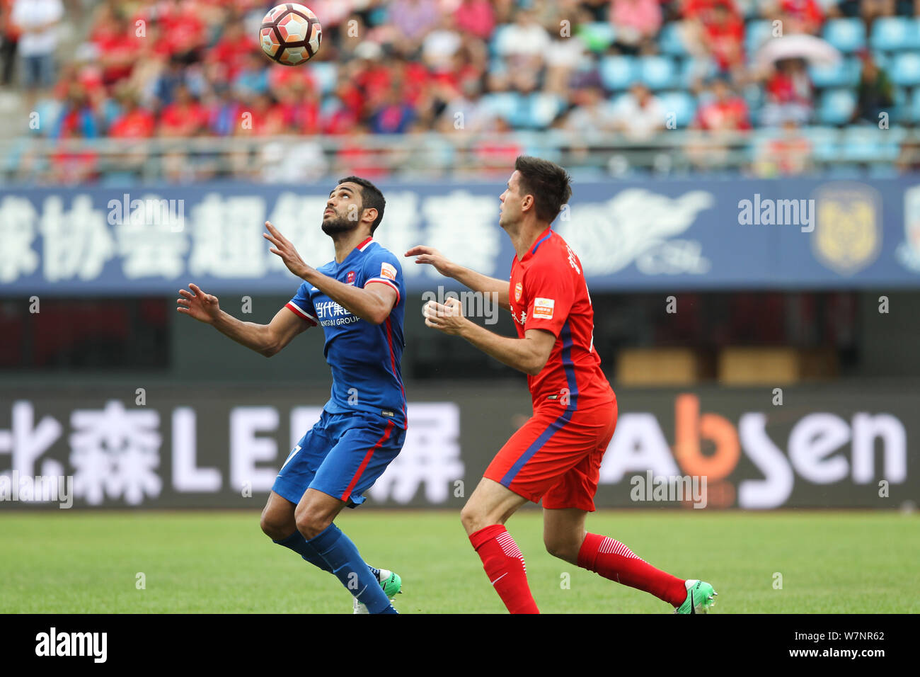 Brasilianischen Fußball playerAlan Kardec, links, von Chongqing Lifan Dangdai, Herausforderungen ungarischen Fußball-Spieler Richard Guzmics Einzelnachweise Funde in Ihren Stockfoto