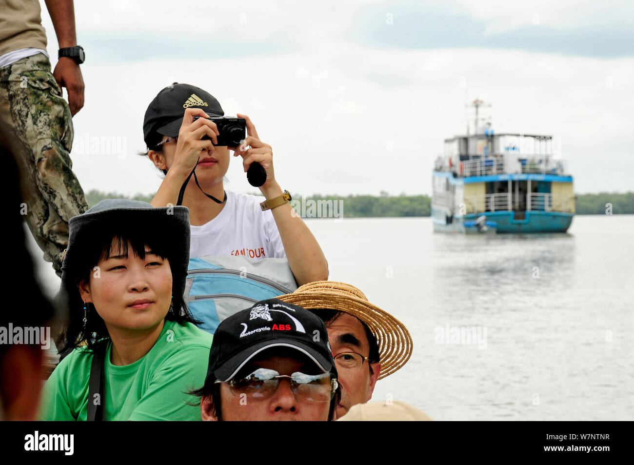 Japanische Touristen fotografieren in Sundarbans Nationalpark, dem größten Mangrove in der Welt. Bangladesch UNESCO-Weltkulturerbe. Juni 2012. Stockfoto