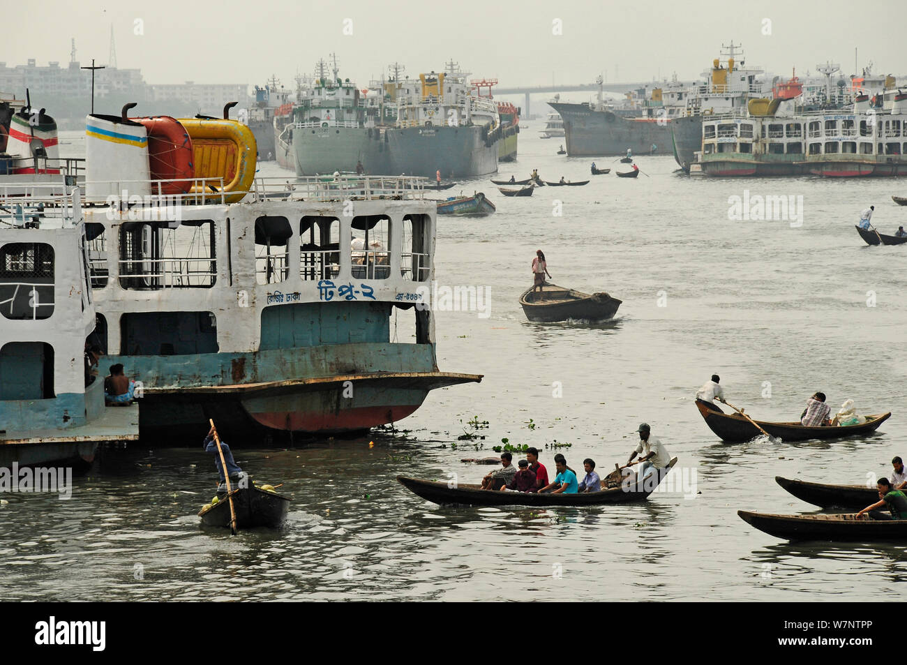 Eine Mischung aus, die Boote auf der Sadarghat Wasser vor, Dhaka, Bangladesch, Juni 2012. Stockfoto