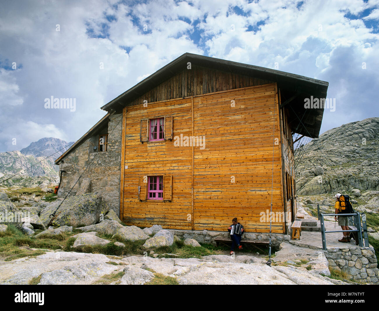 Colomina Berghütte, mit Mann spielt die accordian, Aiguestortes i Estany de Sant Maurici Nationalpark, Vall Fosca Pallars Jussa, Pyrenäen, Katalonien, Spanien Stockfoto