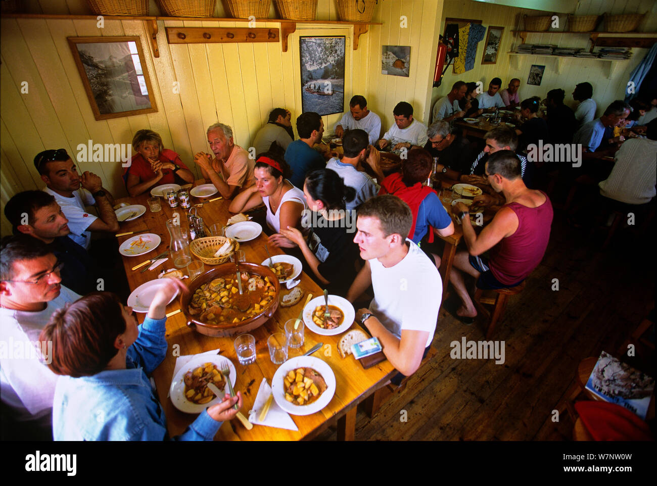 Mountain Dining im Wanderer Colomina Berghütte, Aiguestortes i Estany de Sant Maurici Nationalpark, Vall Fosca, Pyrenäen, Katalonien, Spanien Stockfoto