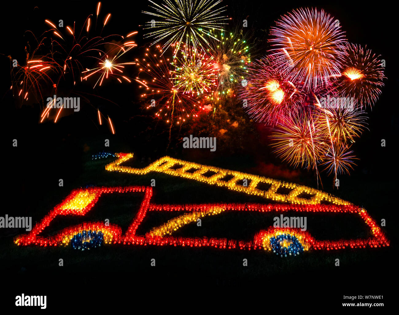 Fire Truck von Kerzen und Feuerwerk im Hintergrund gebildet Stockfoto