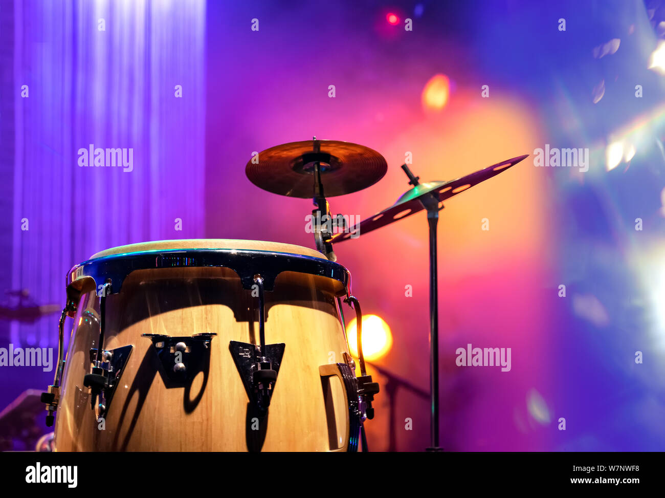 Conga Drum mit farbigem Hintergrund Stockfoto