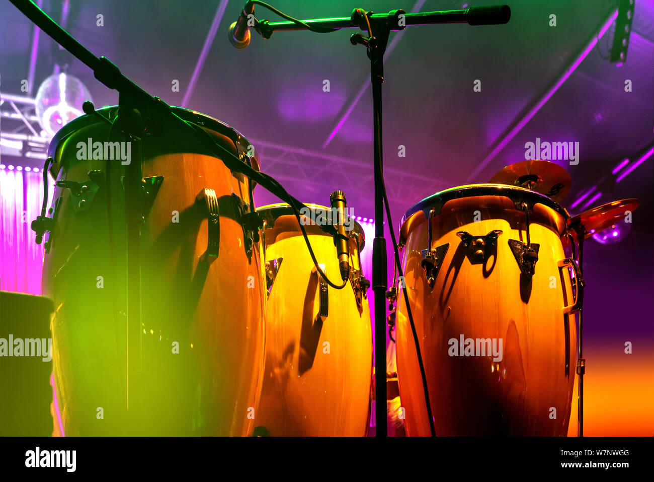 Conga Drum mit farbigem Hintergrund Stockfoto