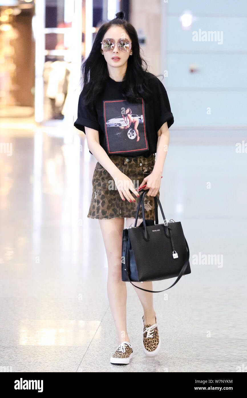 Chinesische Schauspielerin Yang Mi wird dargestellt, an der Beijing Capital International Flughafen in Peking, China, 17. Juli 2017. T-Shirt: Alexander Wang Rock: R1 Stockfoto