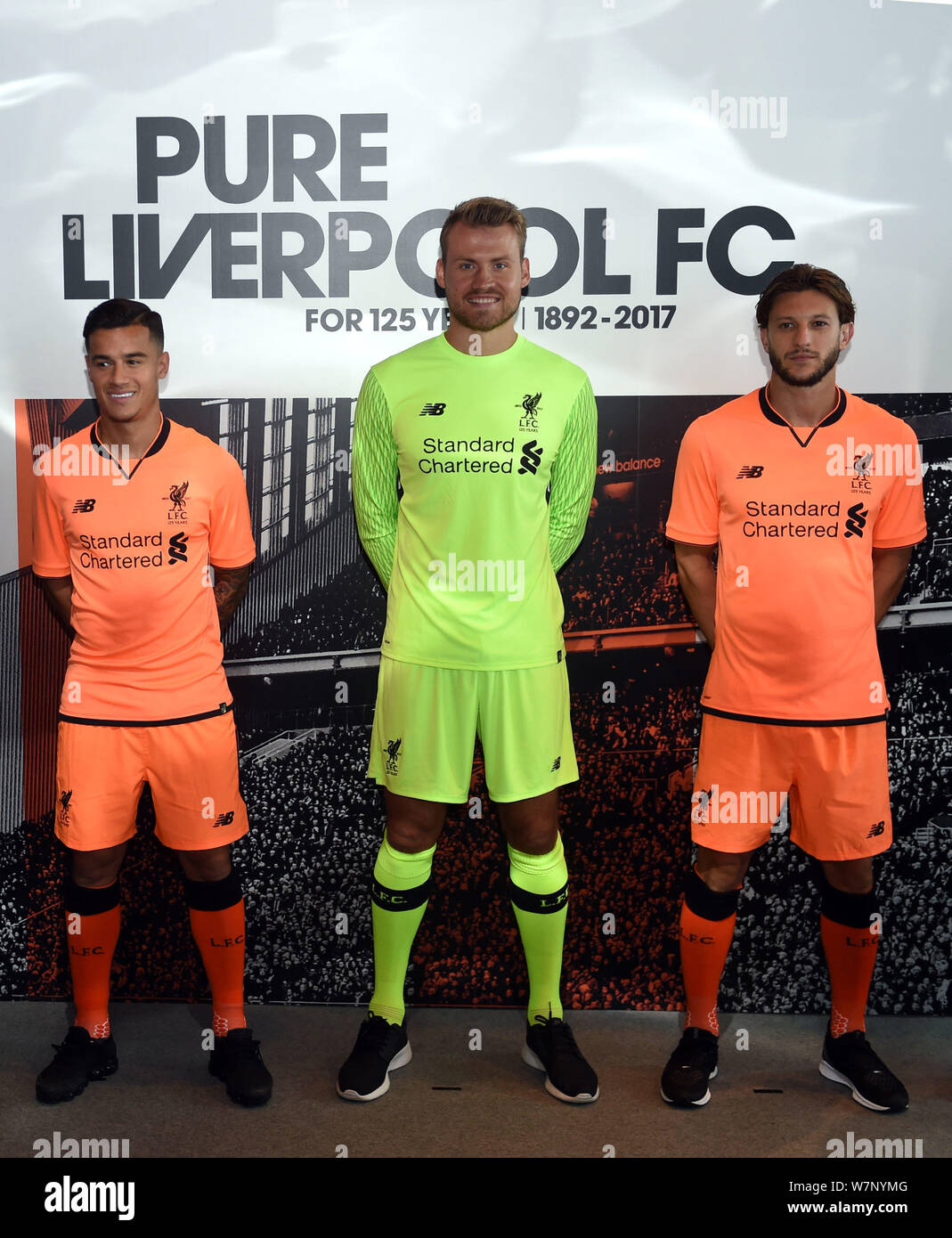 (Von links) Fußball-Spieler Philippe Coutinho, Simon Mignolet, und Adam Lallana des FC Liverpool eine Startveranstaltung des dritten Satz für 2017-18 Meer teilnehmen Stockfoto