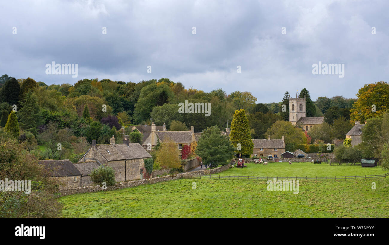 Blick auf das Dorf Naunton, zeigt die Kirche von St. Andrew's, Cotswolds, Gloucestershire, Großbritannien, Oktober 2012 Stockfoto