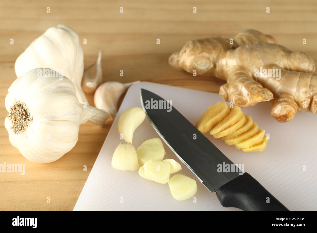 Küchenmesser mit Ingwer und Knoblauch Stockfoto
