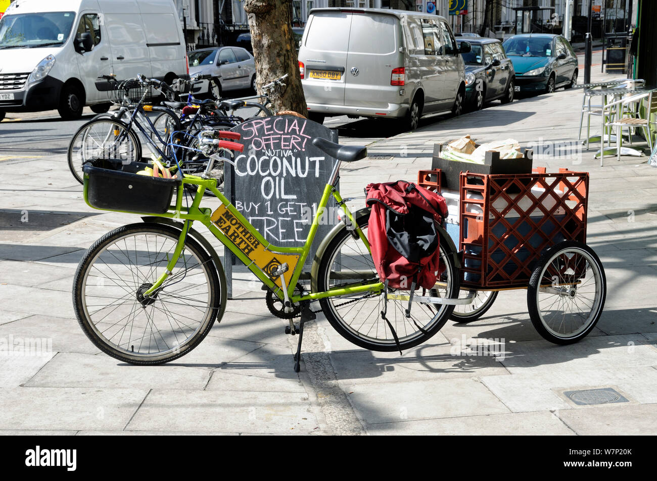 Lieferung Fahrrad mit Anhänger, Mutter Erde shop, Newington Green, Londoner Stadtteil Islington, Großbritannien Stockfoto
