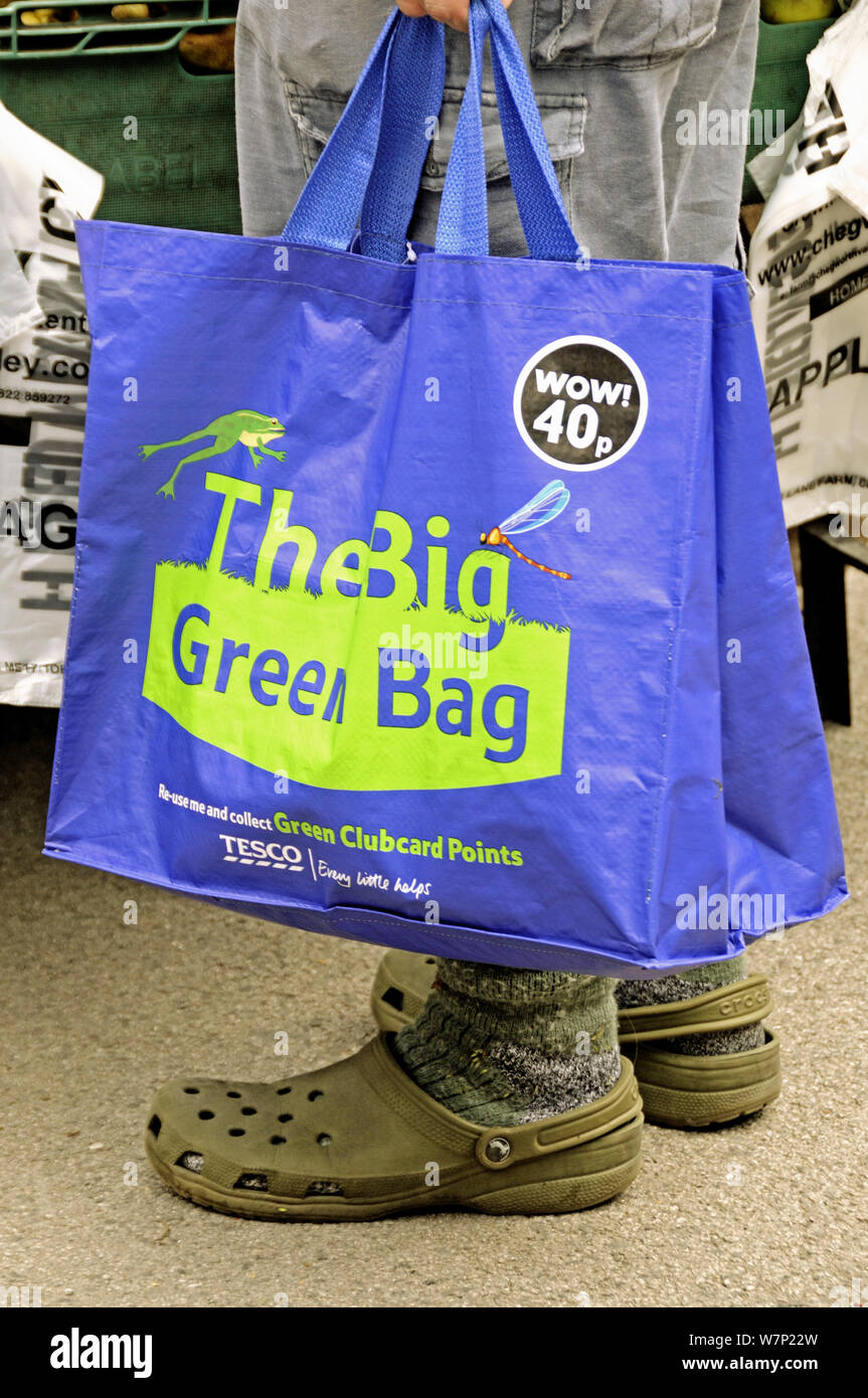 Die große grüne Tasche, Tesco wiederverwendbare Shopping Bag von Menschen gehalten, Islington Farmers Market, London, UK Stockfoto