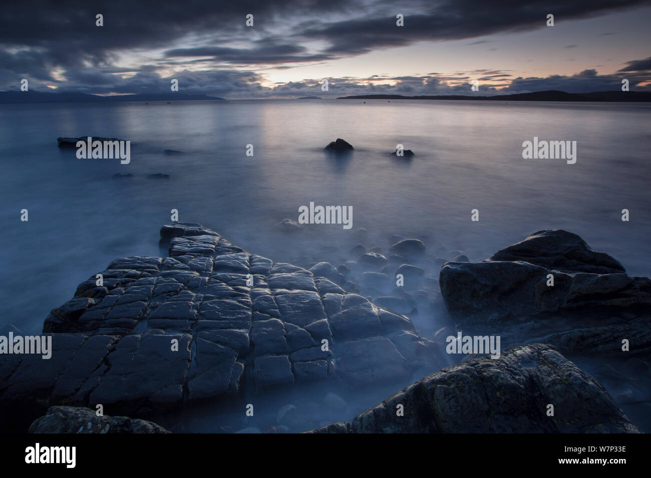 Über Loch Scavaig vom Strand Dämmerung im Elgol, Isle of Skye, Innere Hebriden, Schottland, Großbritannien, Oktober 2012. Stockfoto