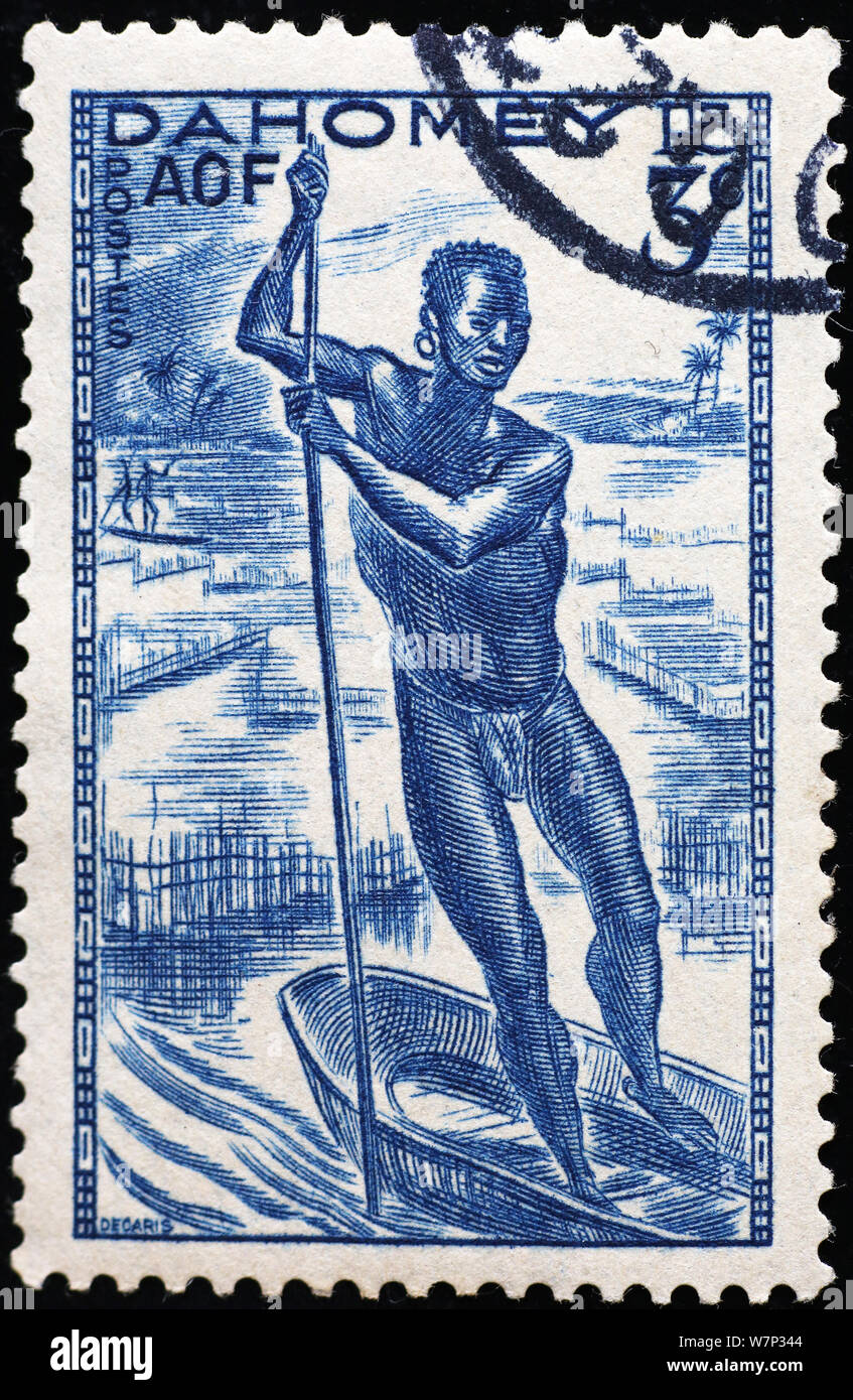 Fischer auf kleine Kanu in Stempel von Dahomey Stockfoto