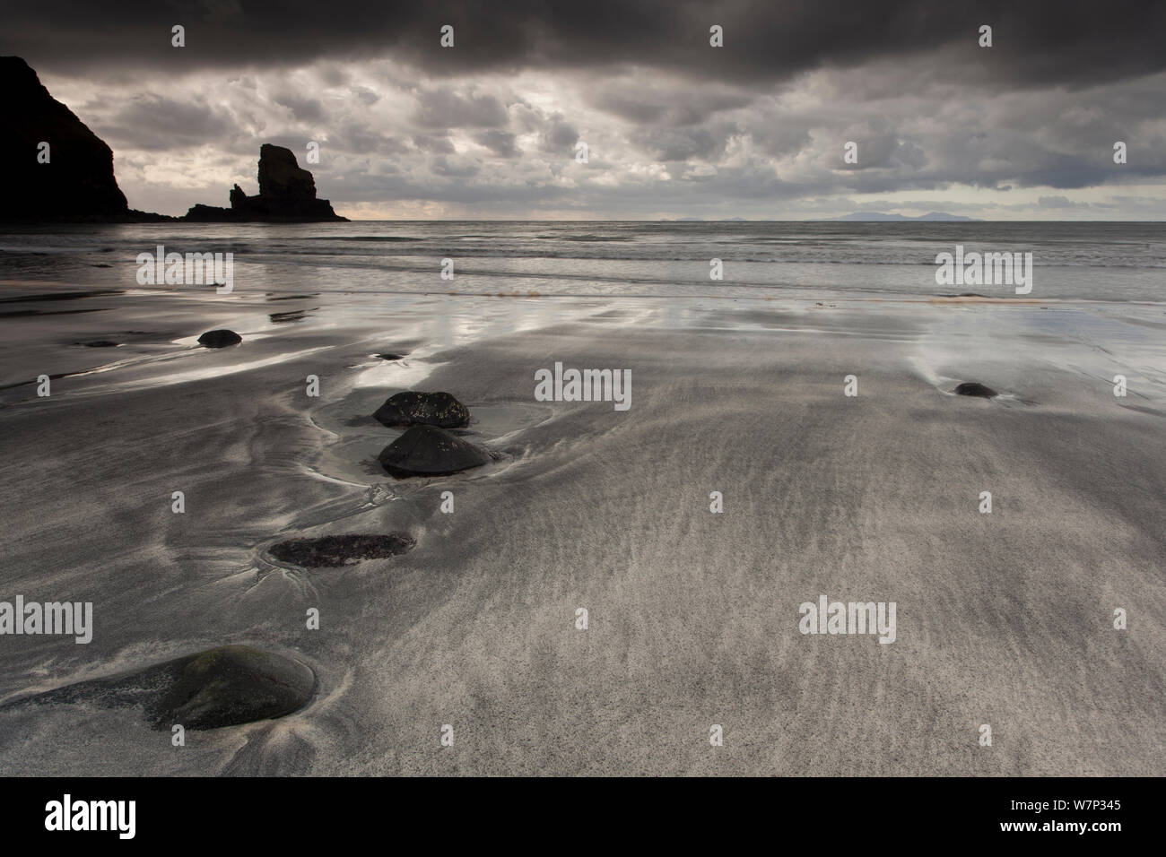 Blick über Talisker Strand, Isle of Skye, Innere Hebriden, Schottland, Großbritannien, Oktober 2012. Stockfoto