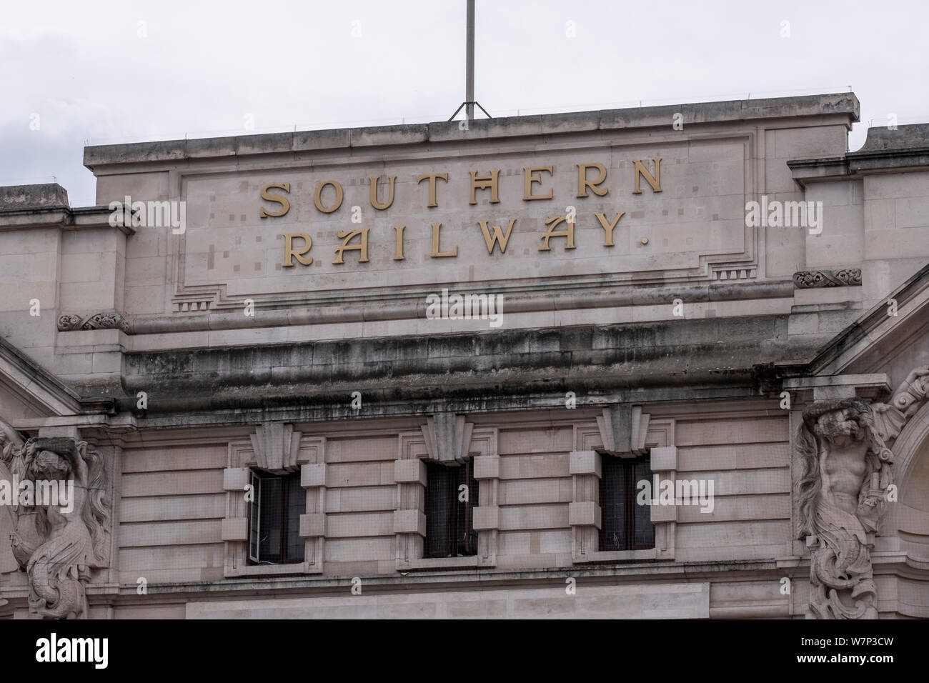 Fassade der Victoria Station in London die ursprüngliche Southern Railway Company Name, die noch an der Station schmückt. Stockfoto