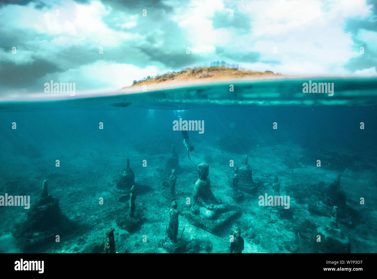 Abstrakte künstlerische rendering Illustration der Ruinen einer alten Statuen sitzen auf dem Boden des Ozeans auf einer Insel Küste mit einem bewölkten Himmel auf der Oberseite Stockfoto