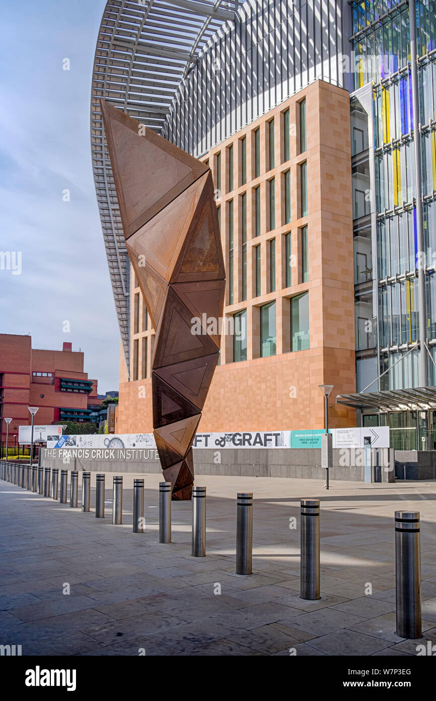 Francis Crick biomedizinische Forschungseinrichtung, die die Skulptur von Conrad Shawcross, Paradigma, beeinflusst durch die Theorie von Thomas Khun Stockfoto