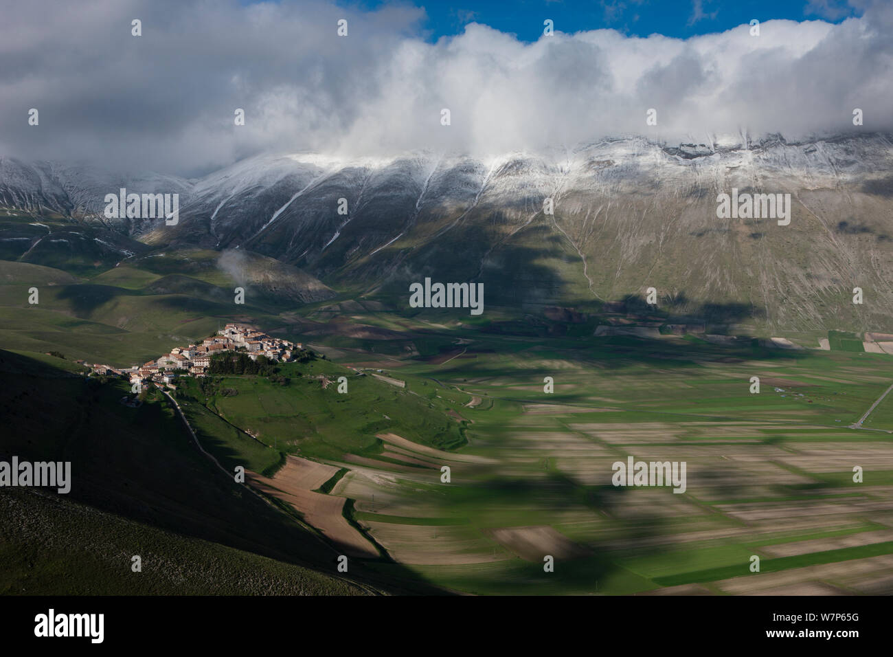 Blick über das Tal nach Castelluccio und der Piano Grande, Nationalpark Monti Sibillini, Umbrien, Italien, Mai 2012 Stockfoto