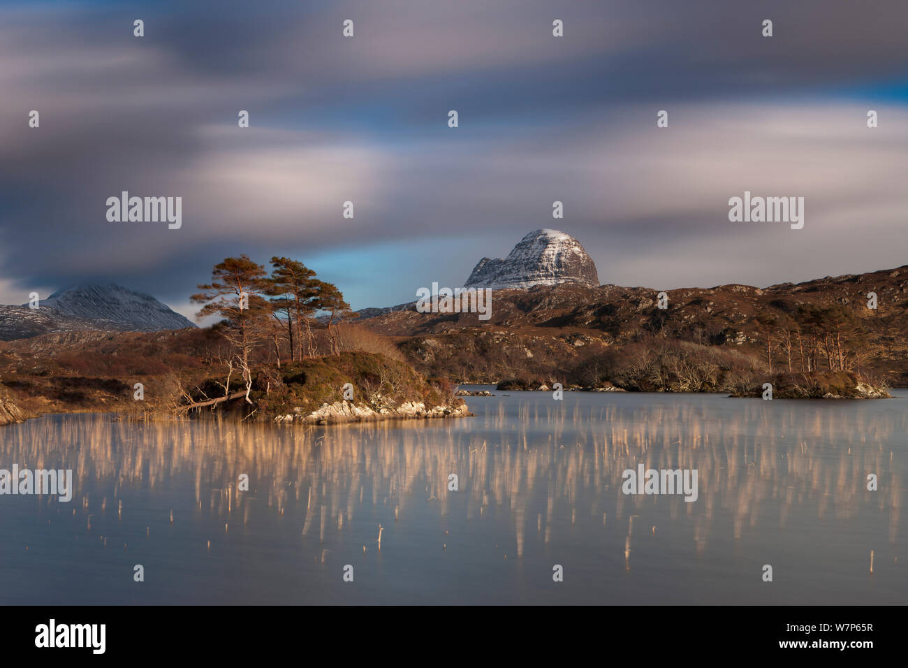 Loch Druim Suardalain mit dem Berg Canisp und den Berg Suilven im Schnee bestäubt, Sutherland, Schottland April 2012 Stockfoto