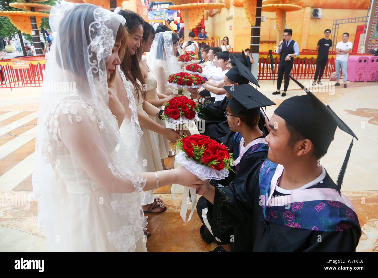 Paare der schulfreund Liebhaber aus einer Universität eine Hochzeit in Wuhan Happy Valley Park in Wuhan City, Central China Hubei provi Stockfoto