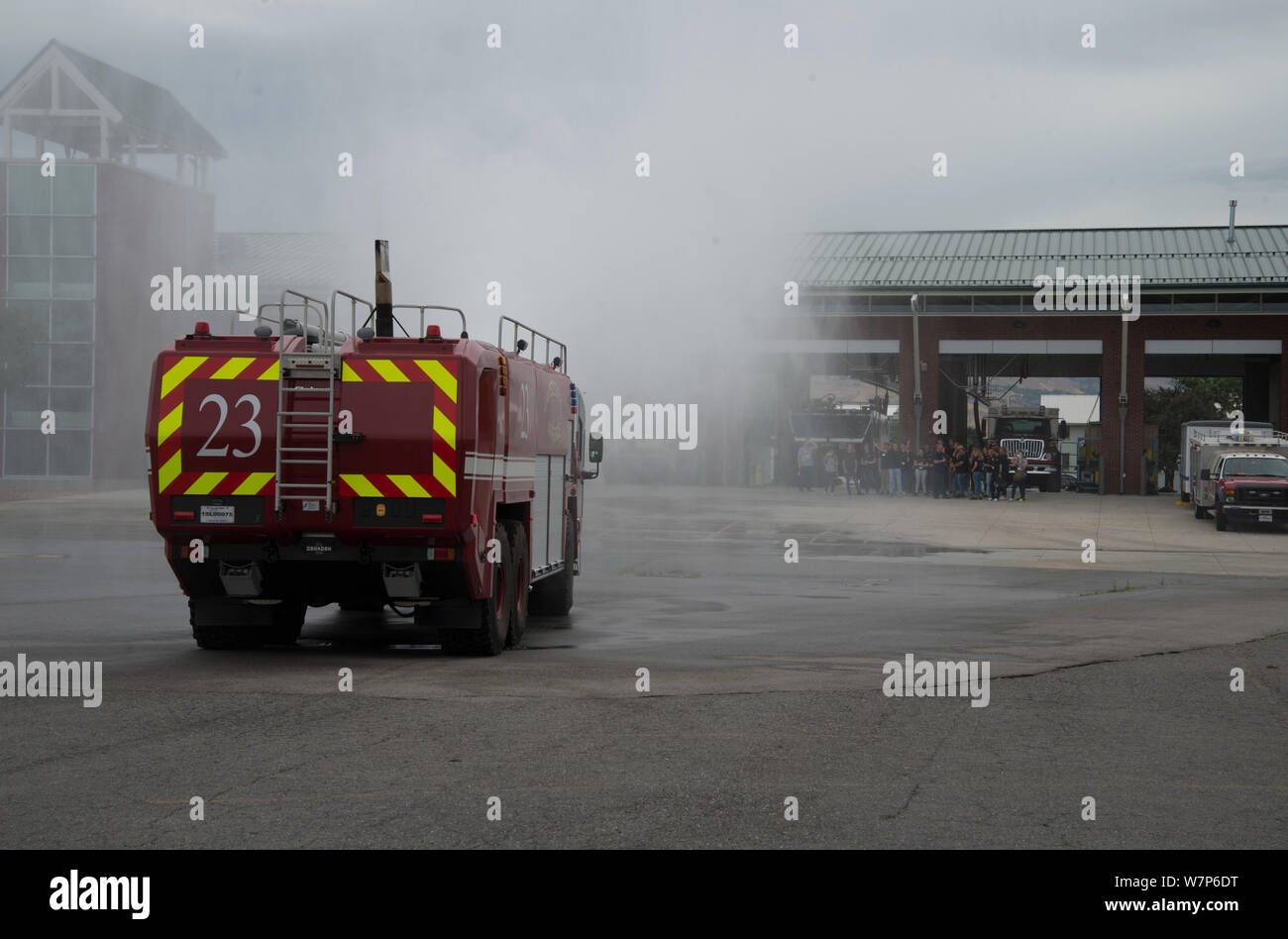 Student delegierten Fahrt entlang und Tour eine Oshkosh Stürmer T3000 fire truck während Freiheit Akademie 2019 bei Roland R. WRIGHT Air National Guard Base am 31. Juli 2019. Freiheit Academy ist ein einwöchiges Sommerlager für Schüler, die in der Junior oder Senior Year High School sind. (aus den USA Air National Guard Foto: Staff Sgt. Danny Whitlock) Stockfoto