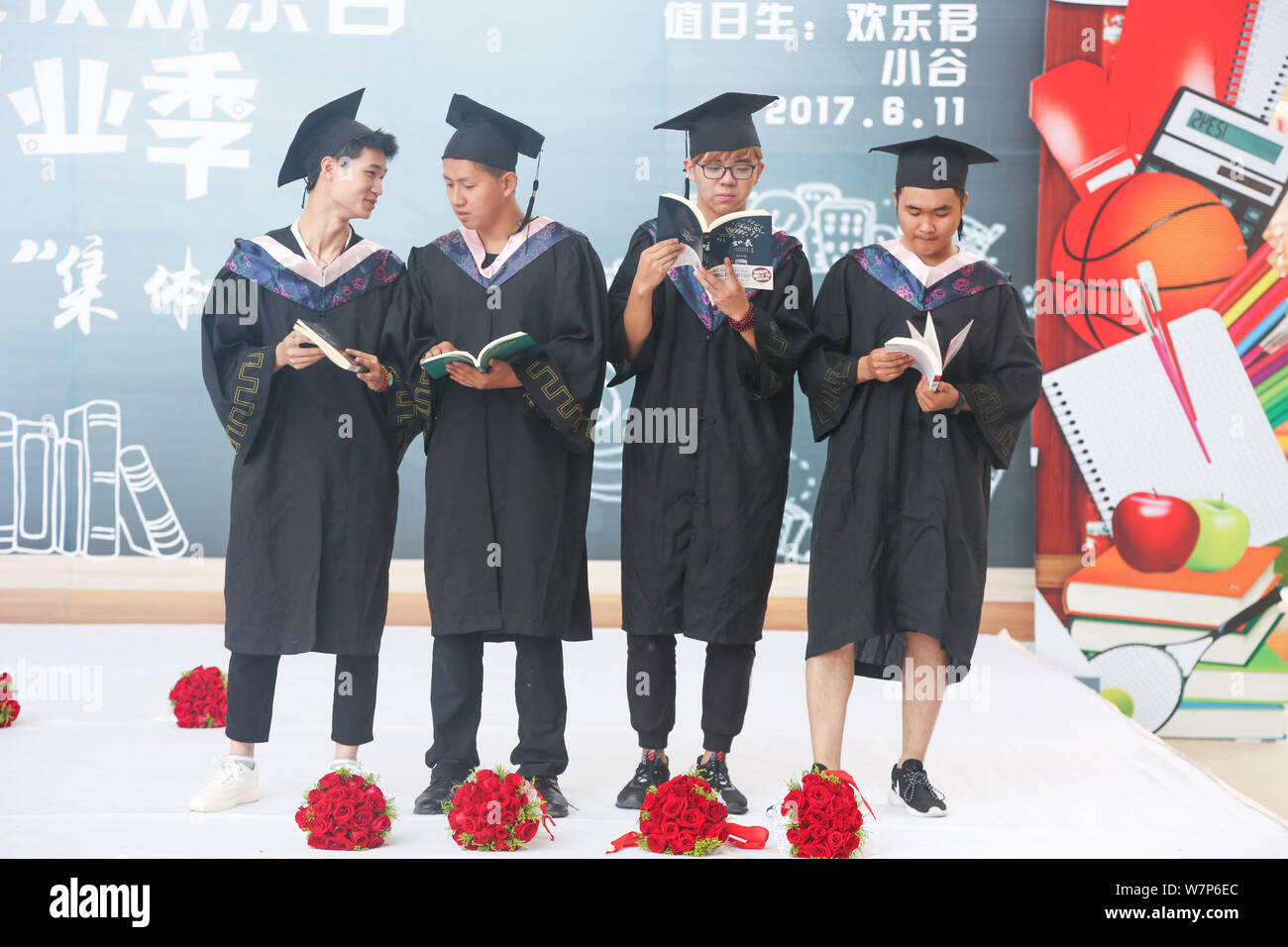 Bräutigam an der Staffelung Kleider sind bei einer Gruppe Trauung für Paare der schulfreund Liebhaber aus einer Universität Wuhan Happy Valley Amusement Gleichheit gesehen Stockfoto