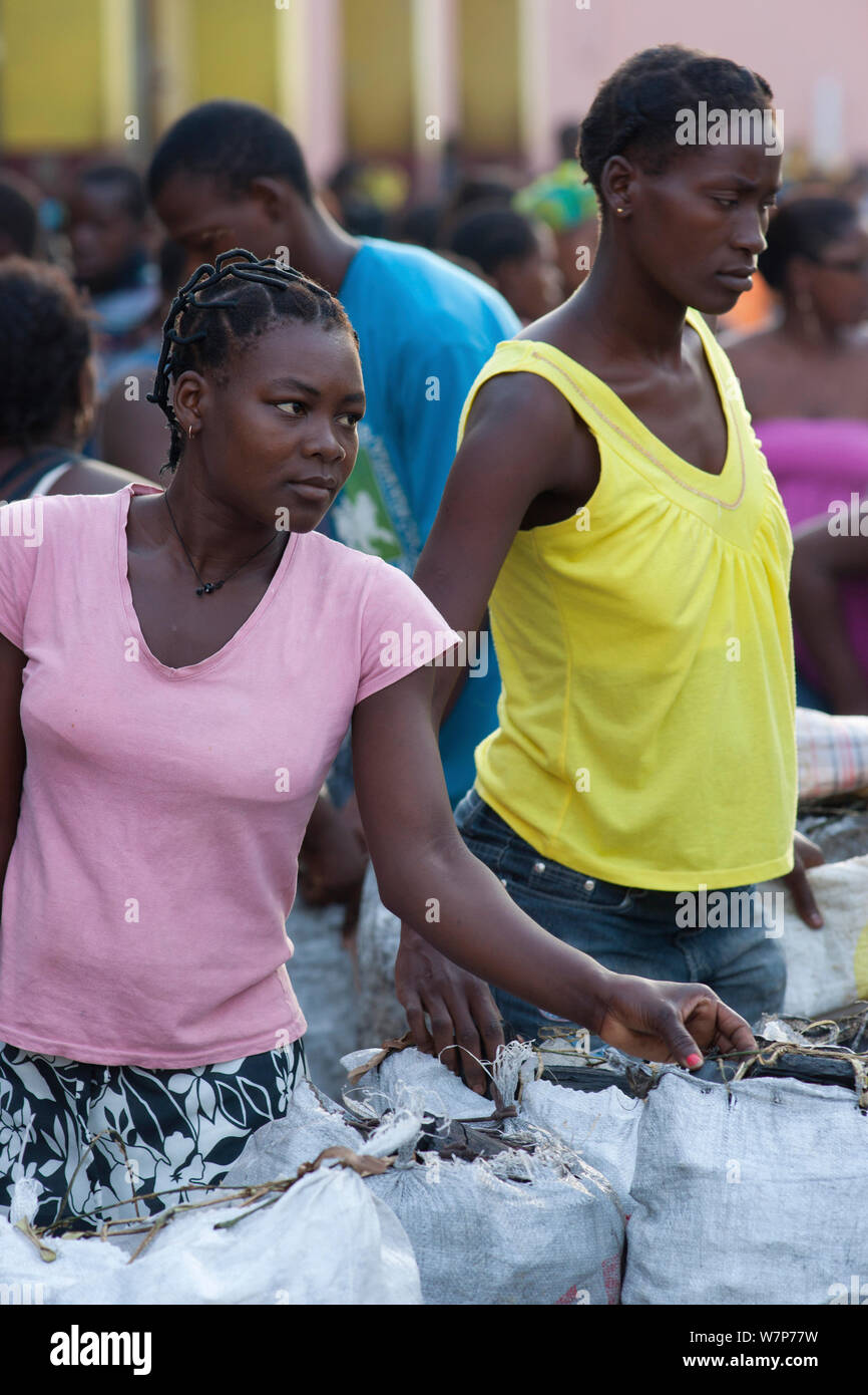 Frauen in erster Linie die Kontrolle der Verkauf von Holzkohle in Sao Tome, Sao Tome, der Demokratischen Republik Sao Tome und Principe, Golf von Guinea. Mangel an kochen Brennstoffe setzt den Druck auf die natürlichen Ressourcen und viel Kohle kommt aus Holz illegal aus dem Obe National Park entfernt. 2009 Stockfoto