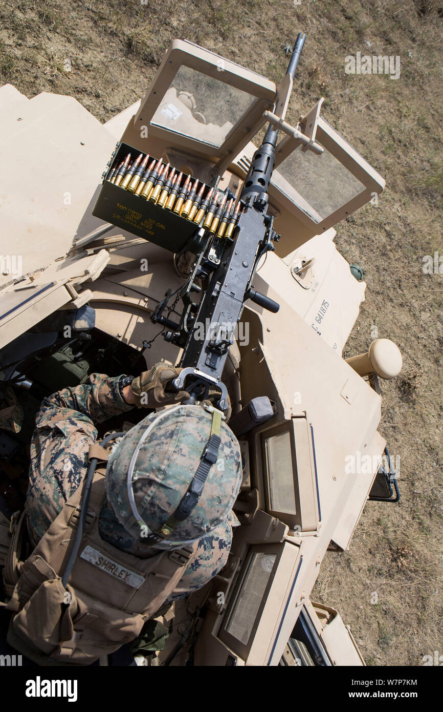 Ein US-Marine mit Marine Rotational Force-Europe 19.2, Marine Kräfte in Europa und in Afrika, Brände eine M2A1 .50 Kaliber Heavy Machine Gun, montiert auf einem Humvee während der Durchführung eines mechanisierten Strecke während der Übung Agile Geist 2019 in Orpholo, Georgien, 4. August 2019. AgS 19 ist eine gemeinsame, multinationale Übung, verbessert die USA, Georgisch, Verbündete und Partner Kräfte Letalität, Interoperabilität und die Bereitschaft, in einer realistischen beruflichen Umfeld. (U.S. Marine Corps Foto von Lance Cpl. Larisa Chavez) Stockfoto