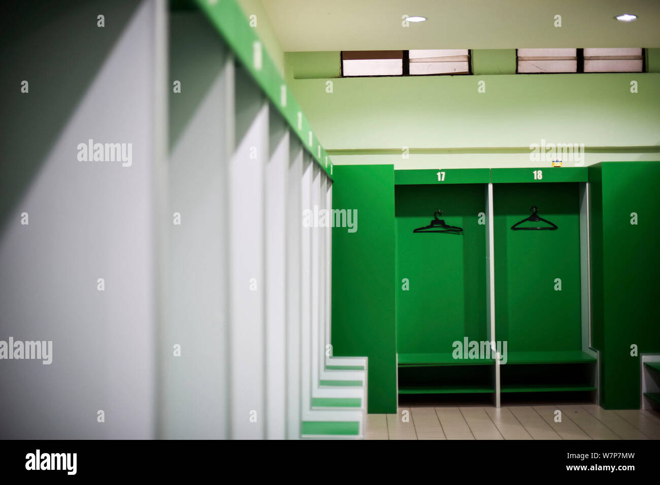 Blick auf den Umkleideraum der chinesischen nationalen Männer Fußball-Mannschaft im Stadion Hang Tuah, bevor eine Gruppe eine Runde 8 Spiel gegen Syrien während der 2018 Stockfoto