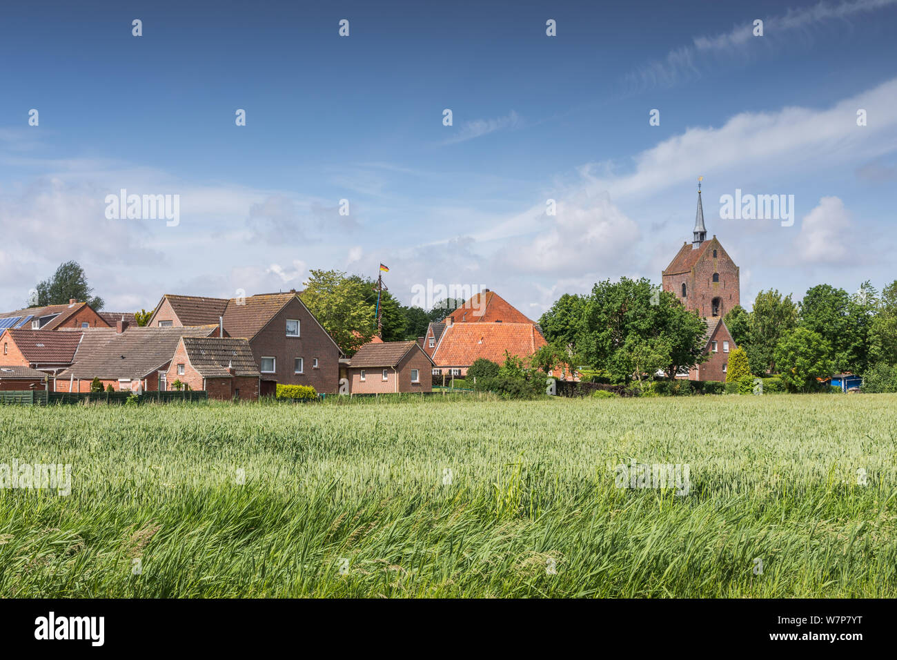 Blick auf ein typisches Dorf in Ostfriesland, Groothusen, Krummhoern, Niedersachsen, Deutschland Stockfoto