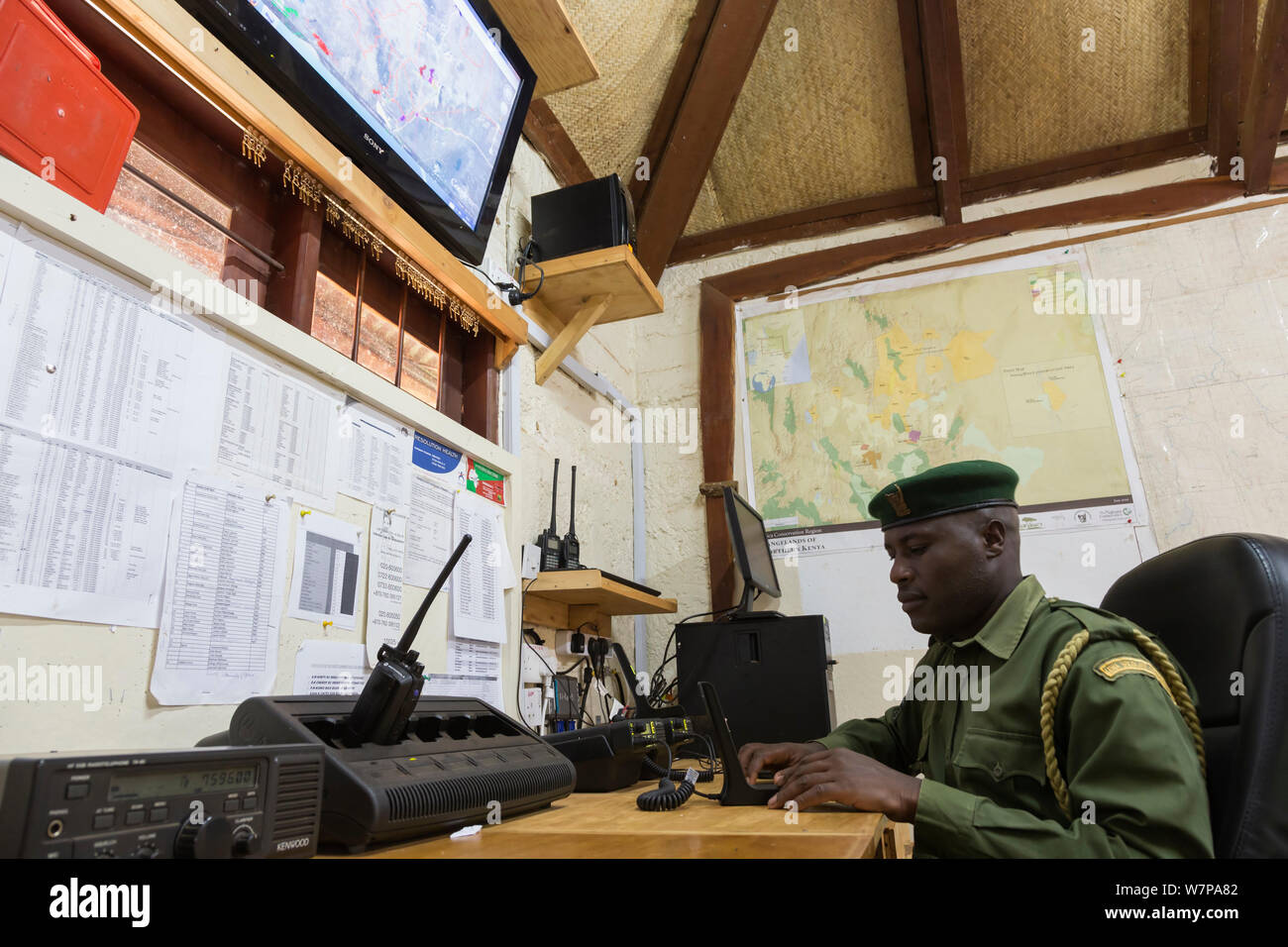 Senior radio operator John tanui, Radio control room, Lewa Conservancy, Kenia, September 2012. Stockfoto