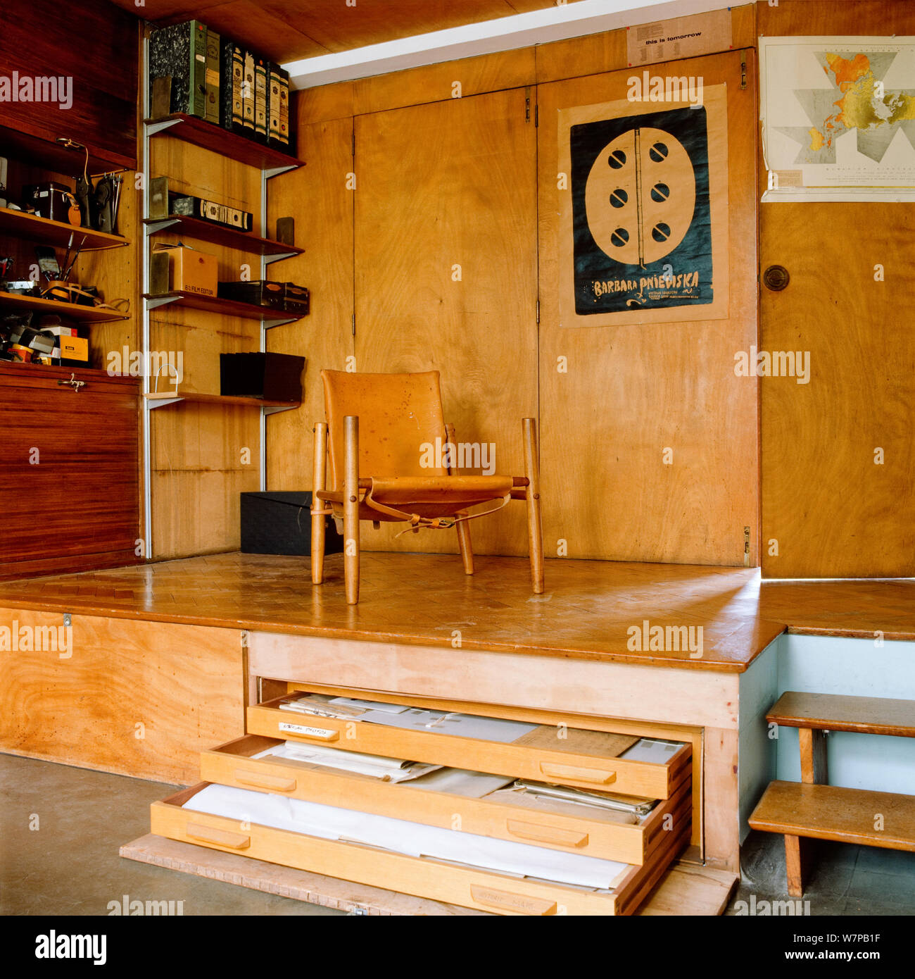 Sessel über verdeckte Schubladen im Zimmer im Landhausstil Stockfoto