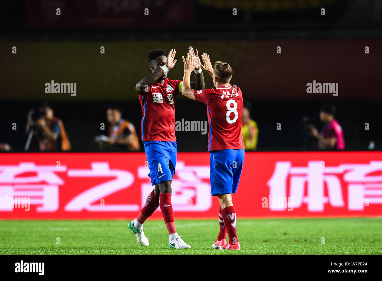 Bissau-Guinean Fußballspieler Edigeison Gomes, Links und seine Mannschaftskameraden der tschechische Fußball Spieler Bo?ek? Kal, Henan Jianye, Feiern, nachdem er ein Stockfoto