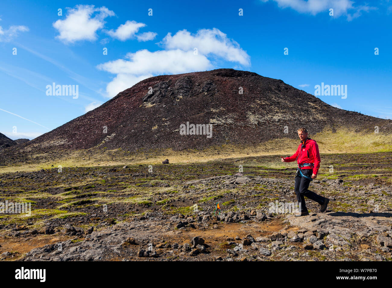 Mann zu Fuß vom Thrihnukagigur Vulkan, einem schlafenden Vulkan jetzt für Touren im Inneren des Vulkans verwendet. Island, Europa, Juni 2012 Stockfoto