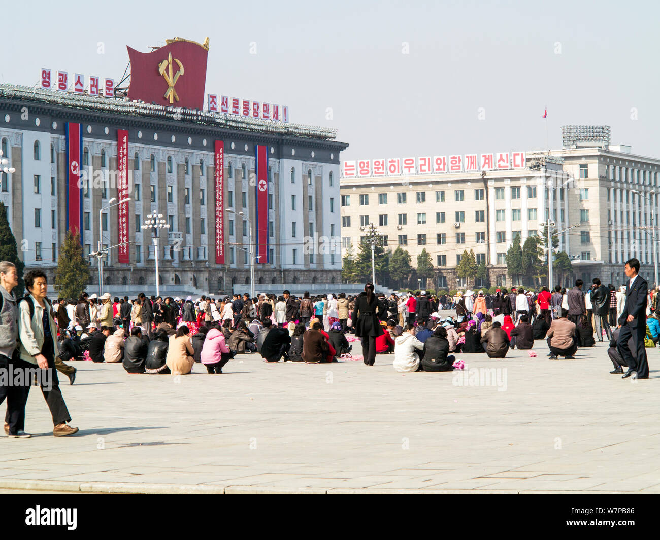 Menschen in Kim Il Sung Platz in der Hauptstadt Pjöngjang, der Demokratischen Volksrepublik Korea (DVRK), Nordkorea 2012 Stockfoto