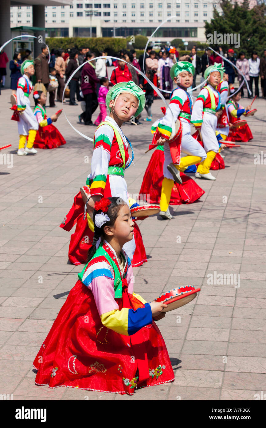 Kinder in traditioneller Kleidung tanzen während Straße Feiern zum 100. Jahrestag der Geburt des Präsidenten Kim Il Sung, Pjöngjang, der Demokratischen Volksrepublik Korea (DVRK), Nordkorea, 15. April 2012 Stockfoto