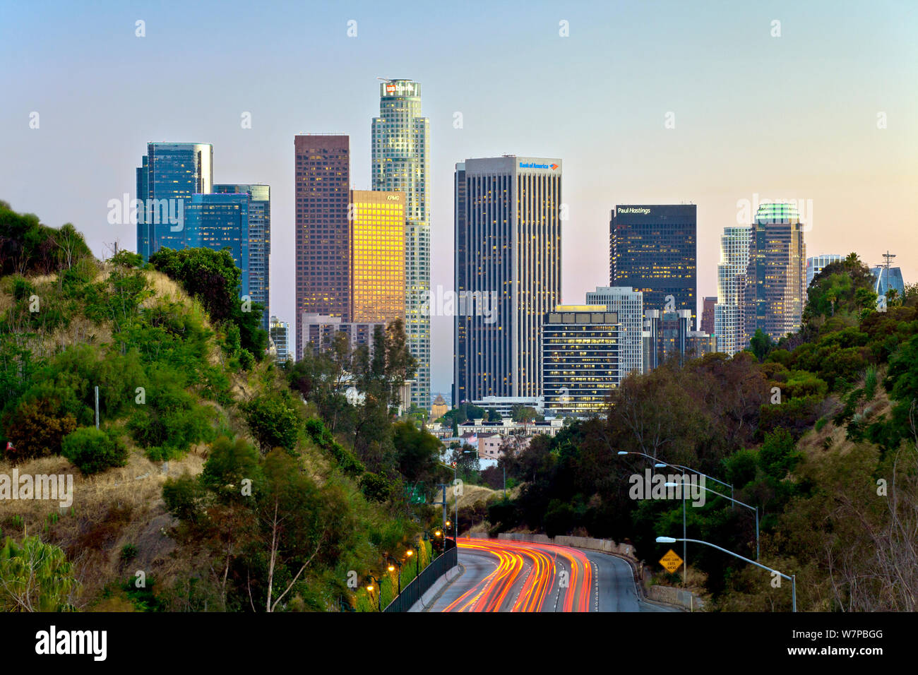 Pasadena Freeway, CA Highway 110, in der Dämmerung in die Innenstadt von Los Angeles, Kalifornien, USA, Juni 2011 führende Stockfoto