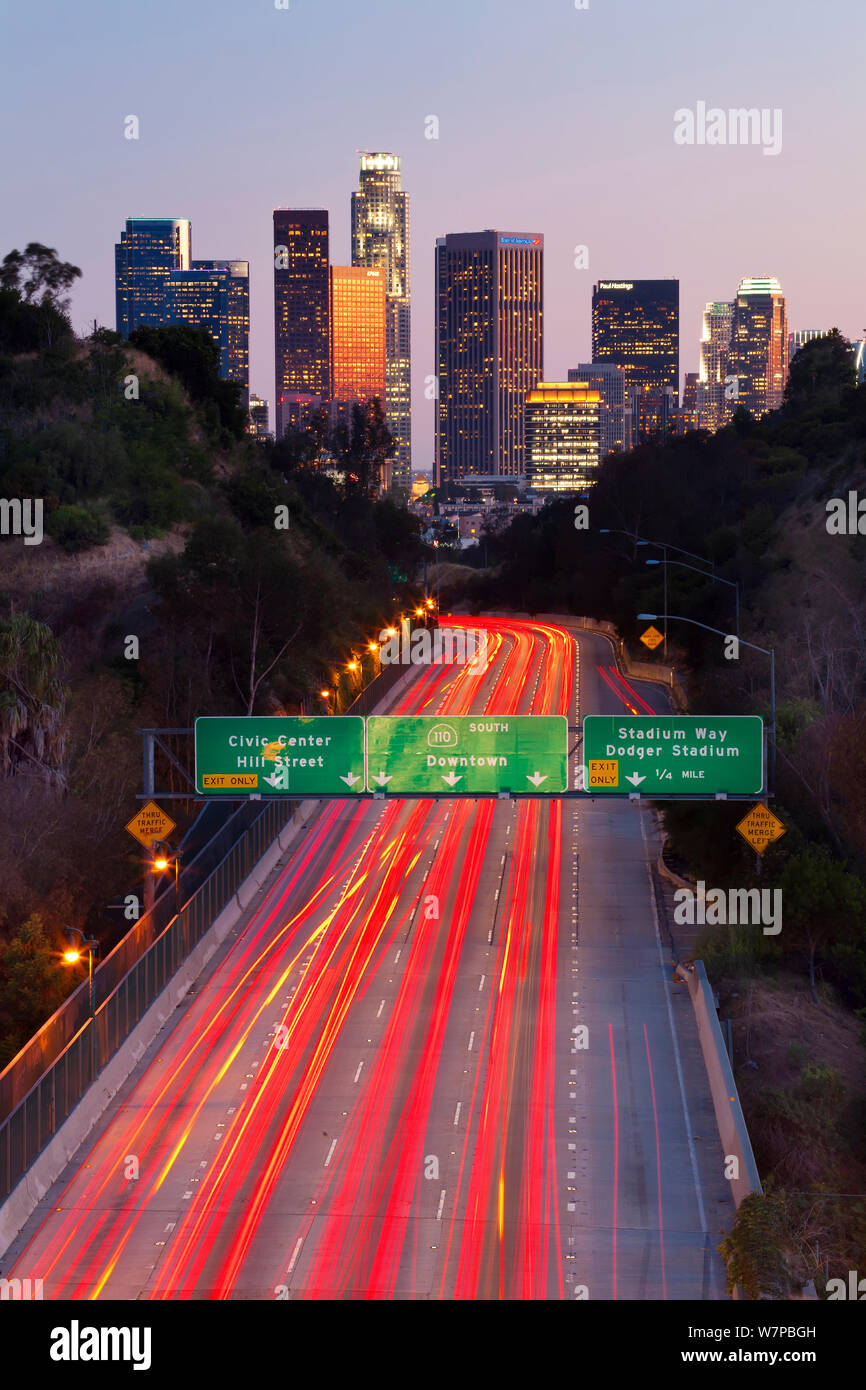 Pasadena Freeway, CA Highway 110, in der Abenddämmerung mit Licht Trails von Autos, in die Innenstadt von Los Angeles, Kalifornien, USA, Juni 2011 führende Stockfoto