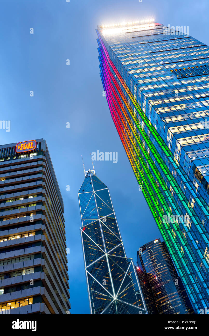 Skyline von Hongkong in der Dämmerung ist das Geschäfts- und Finanzviertel mit der Bank von China, Hong Kong Island, China, 2011 Stockfoto