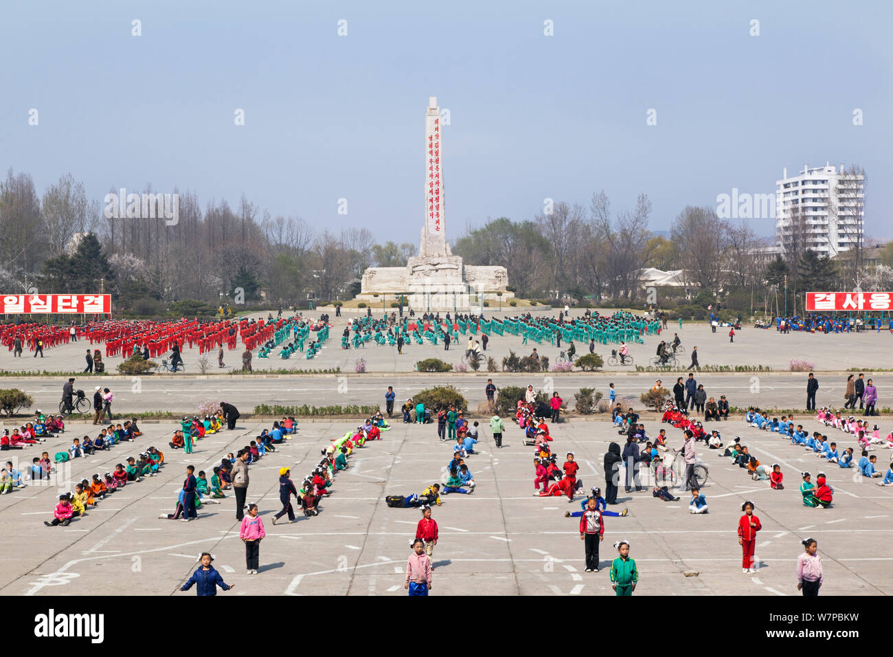 Kinder üben Mass Games außerhalb des Grand Theatre, hamhung, der Demokratischen Volksrepublik Korea (DVRK), Nordkorea 2012 Stockfoto