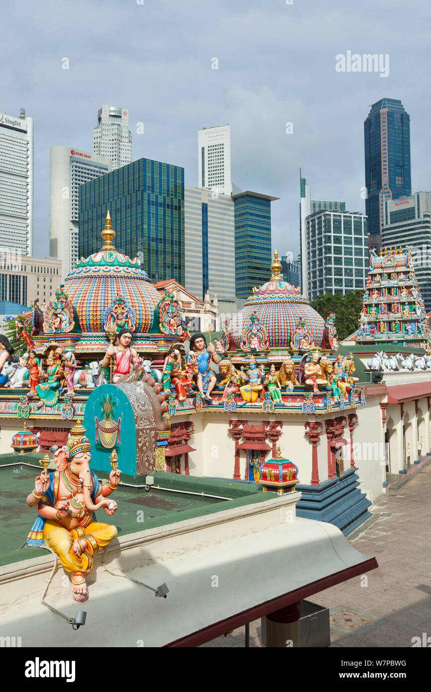 Nahaufnahme der Gopuram der Sri Mariamman Tempel, ein Drawidischen Stil Tempel in Chinatown, Singapur, 2012 Stockfoto